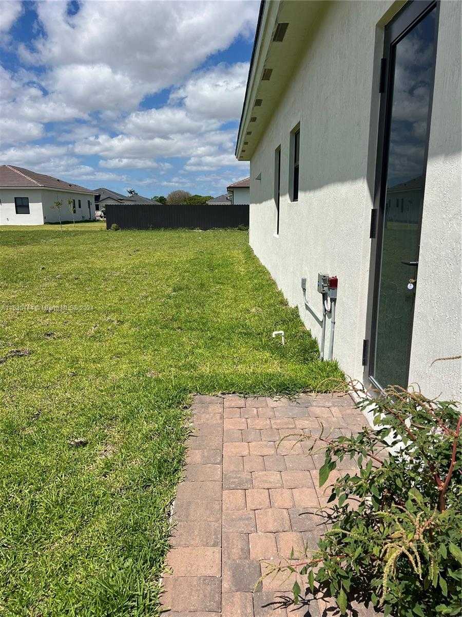 photo 1: 32354 SW 195th Ave, Homestead FL 33030