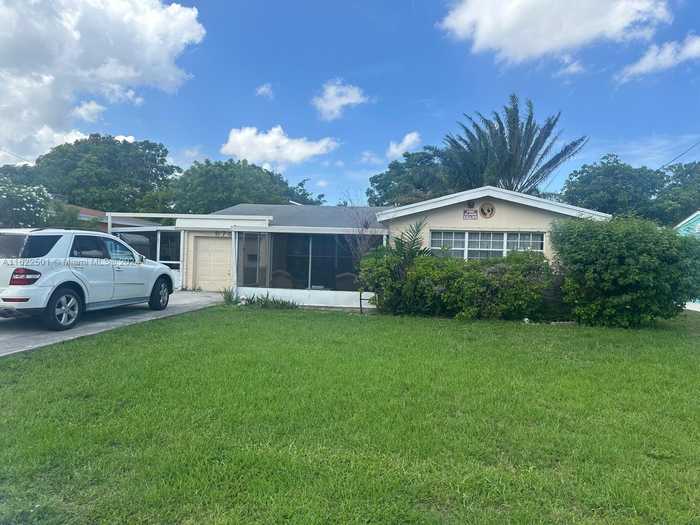 photo 1: 6737 SW 27th Ct, Miramar FL 33023