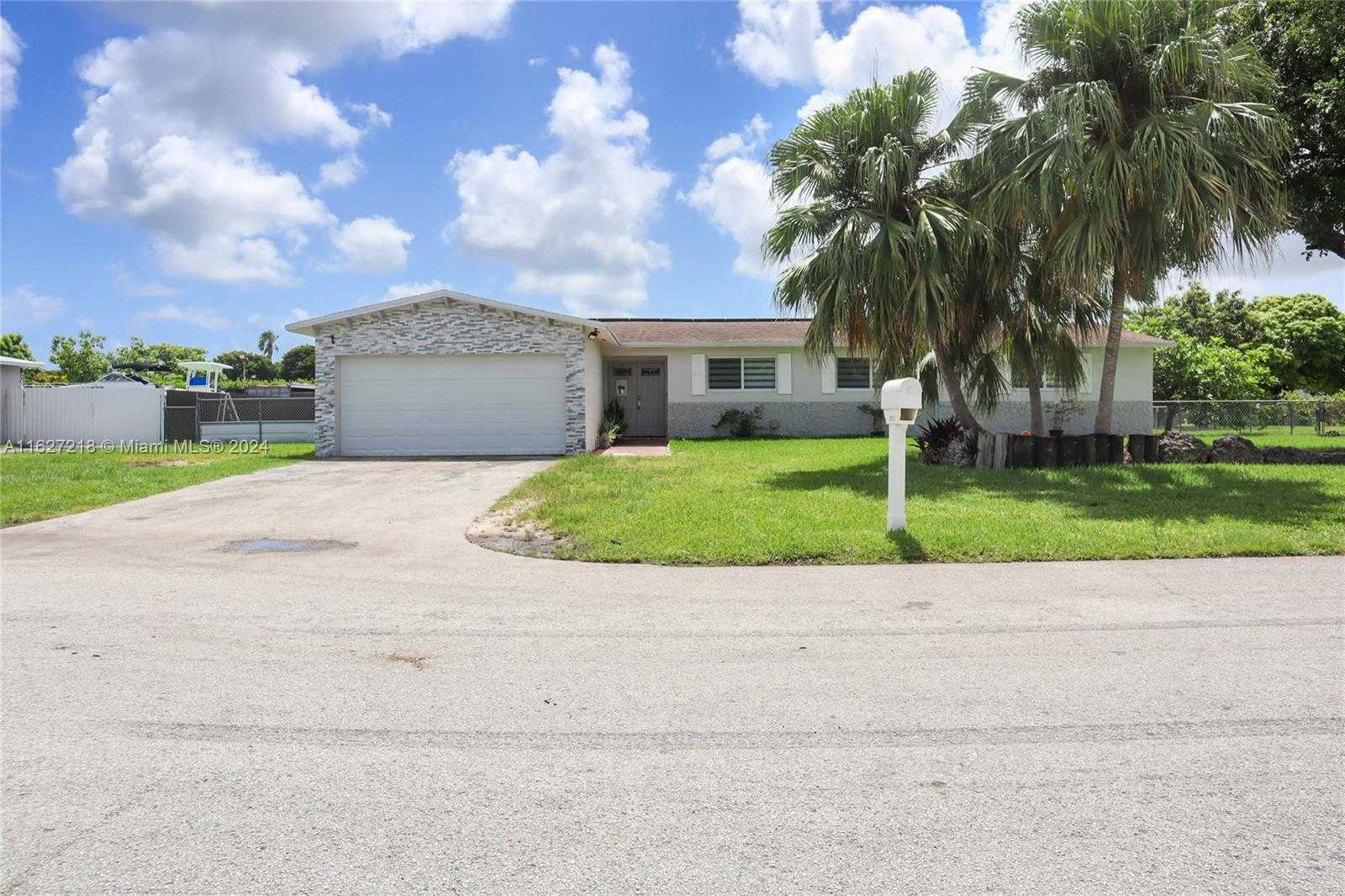 photo 1: 29721 SW 169th Ave, Homestead FL 33030