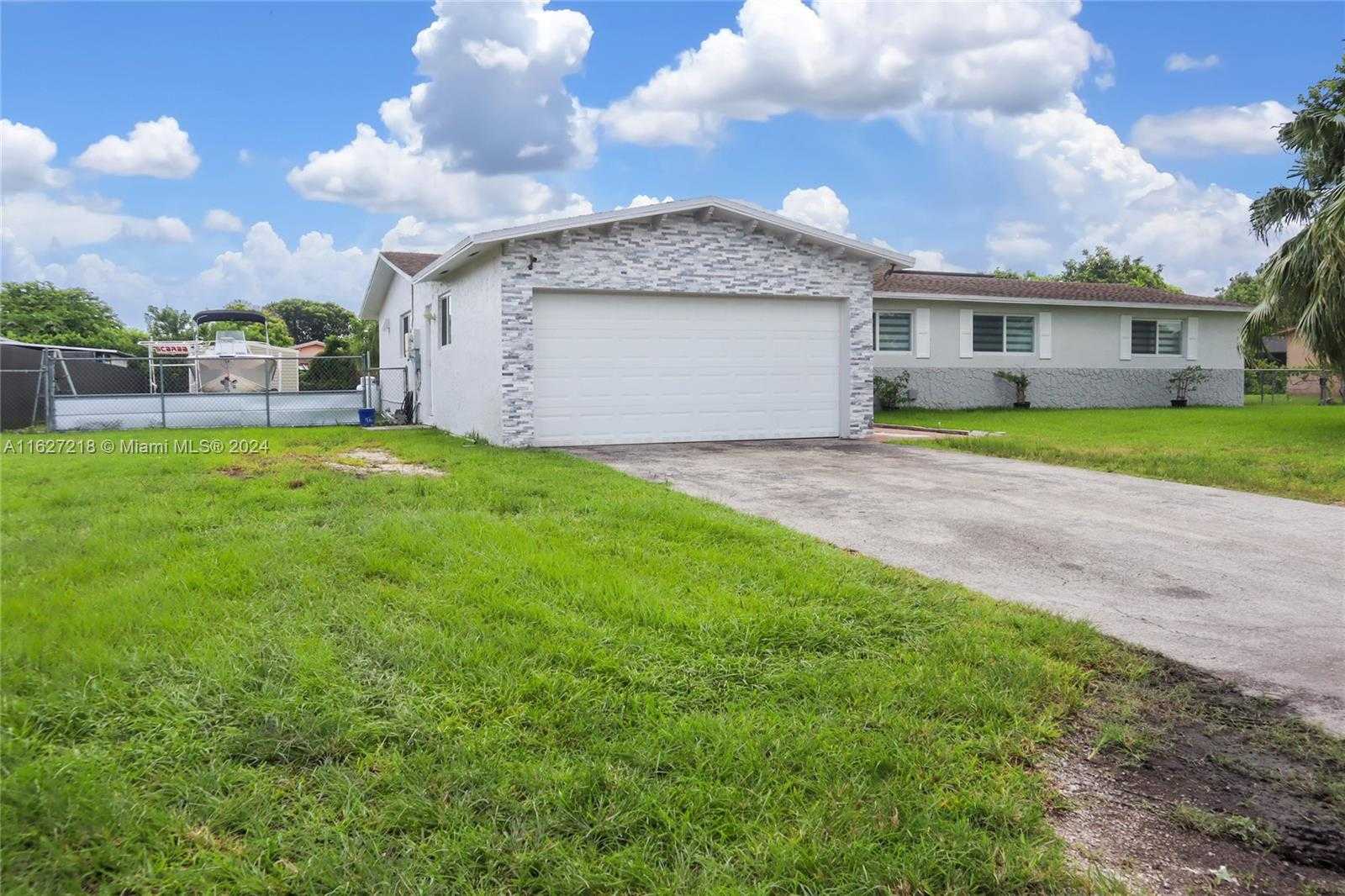 photo 3: 29721 SW 169th Ave, Homestead FL 33030