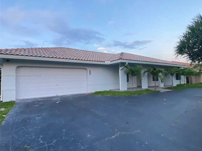 photo 1: 810 Renmar Dr, Plantation FL 33317