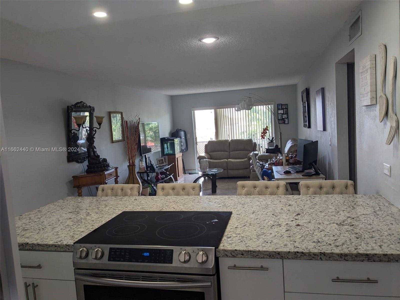 photo 3: 1480 W 46th St Unit 323, Hialeah FL 33012