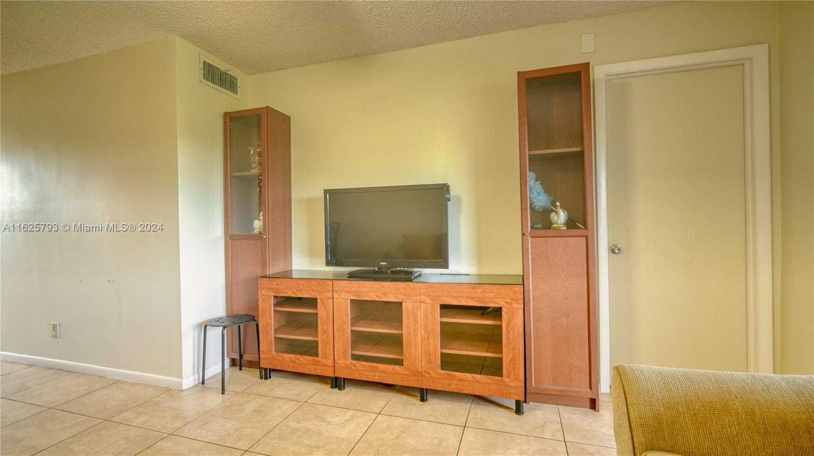 photo 3: 10332 Sunrise Lakes Blvd Unit 303, Sunrise FL 33322