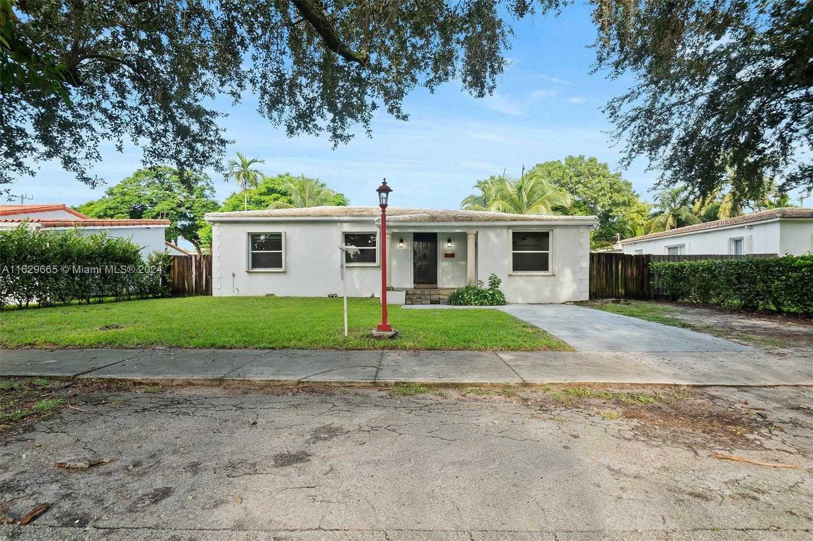 photo 1: 540 Cardinal St, Miami Springs FL 33166