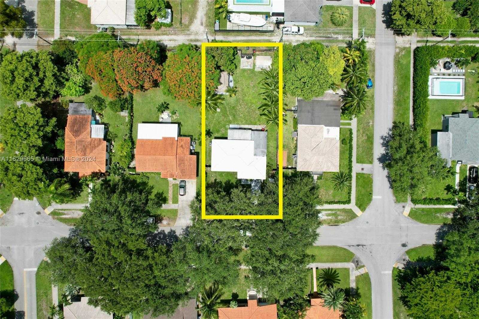 photo 2: 540 Cardinal St, Miami Springs FL 33166