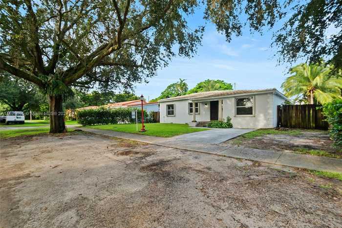 photo 2: 540 Cardinal St, Miami Springs FL 33166