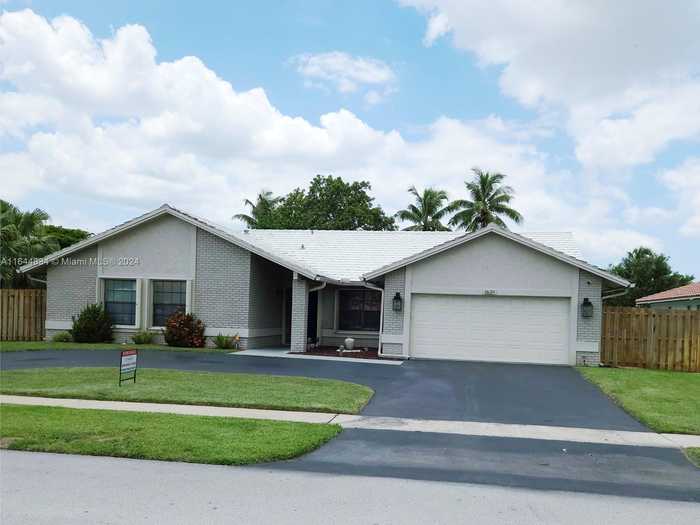 photo 1: 1621 NW 99th Ave, Plantation FL 33322