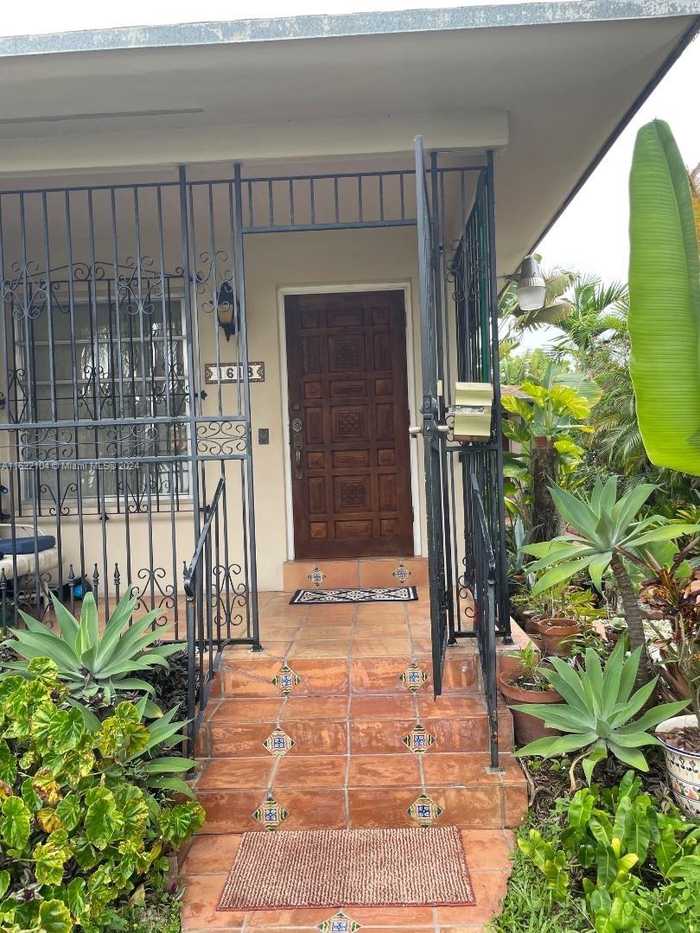 photo 1: 1618 SW 18th St, Miami FL 33145