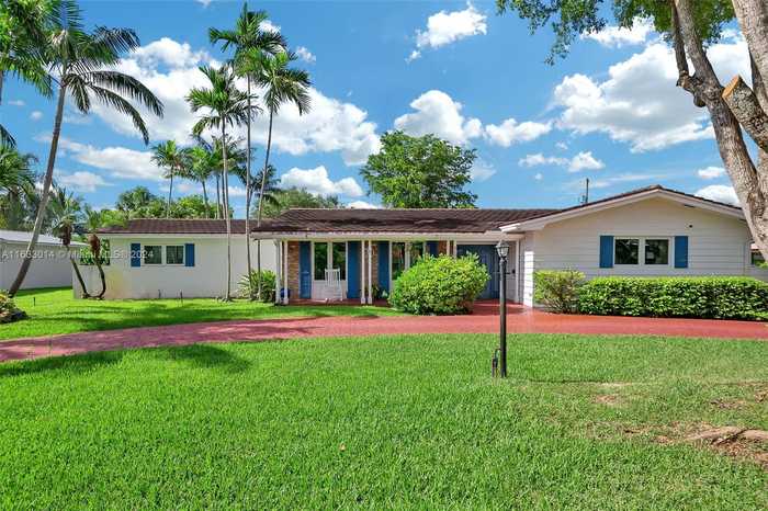 photo 1: 8260 SW 145th St, Palmetto Bay FL 33158