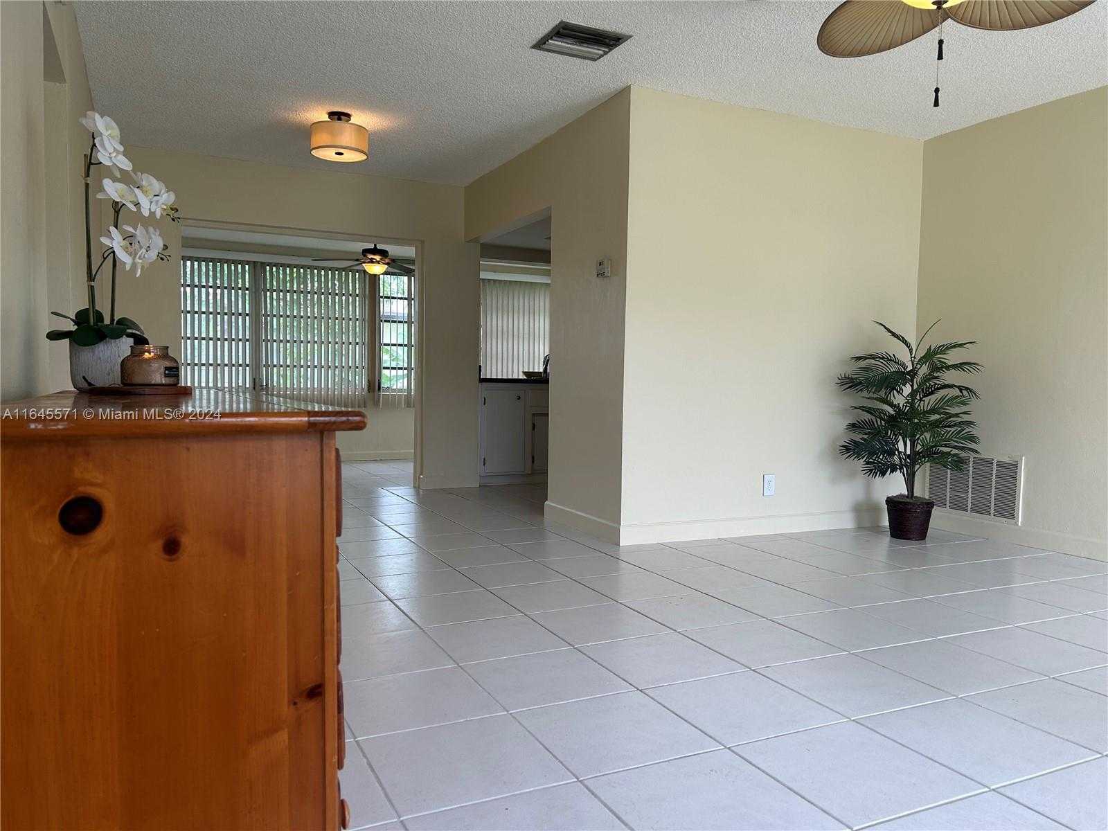 photo 3: 4928 NW 54th St, Tamarac FL 33319