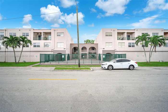 photo 1: 1350 W 53rd St Unit 12, Hialeah FL 33012