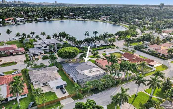 photo 1: 1141 N Northlake Dr, Hollywood FL 33019