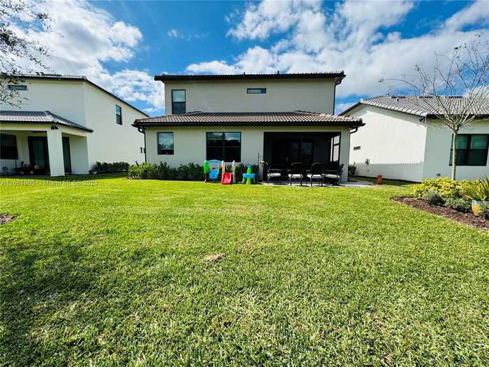 photo 2: 8123 NW 78th St, Tamarac FL 33321