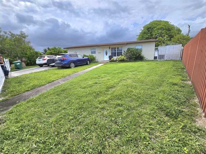 photo 1: 11351 SW 186th St, Miami FL 33157