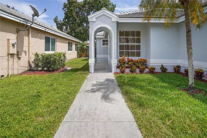 photo 2: 9354 Arborwood Cir, Davie FL 33328