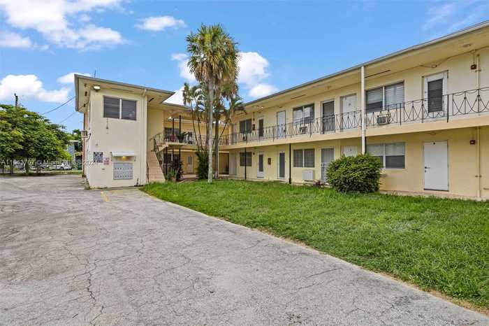 photo 1: 71 NW 76th St Unit 6, Miami FL 33150