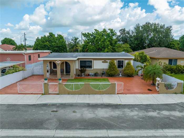 photo 2: 925 E 29th St, Hialeah FL 33013