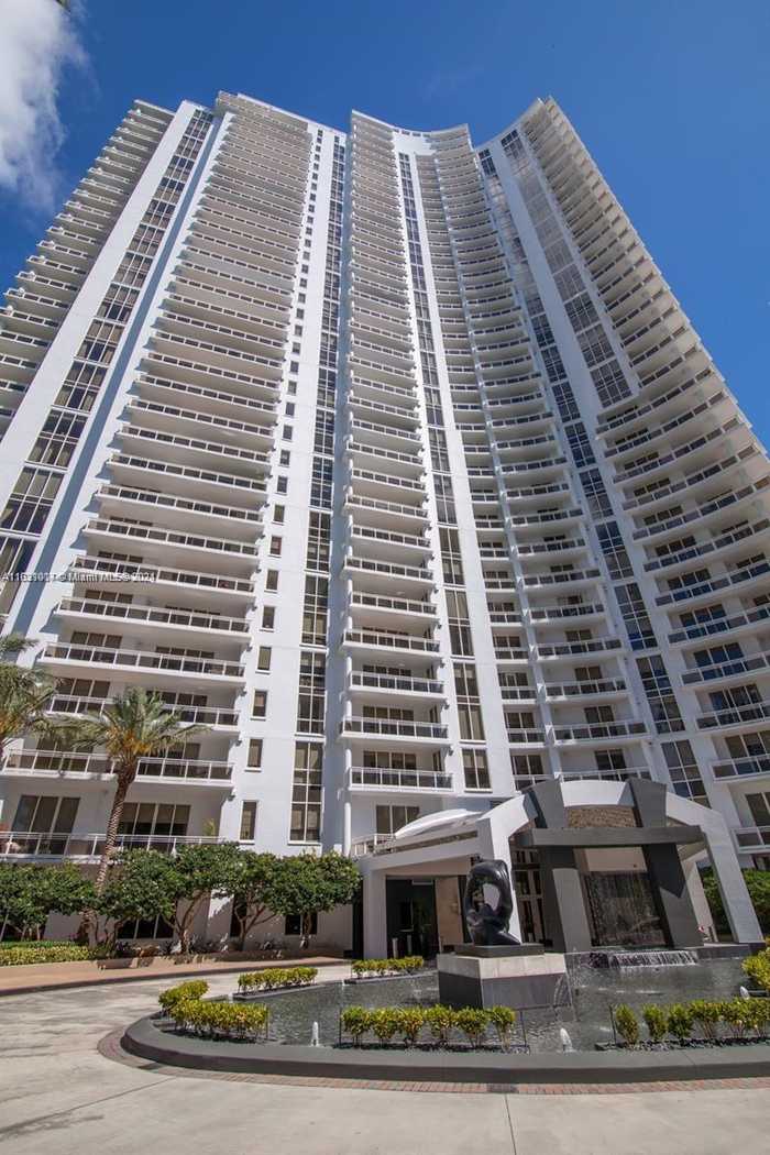 photo 1: 901 Brickell Key Blvd Unit 3206, Miami FL 33131