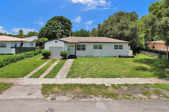 photo 1: 1041 NE 169th St, Miami FL 33162