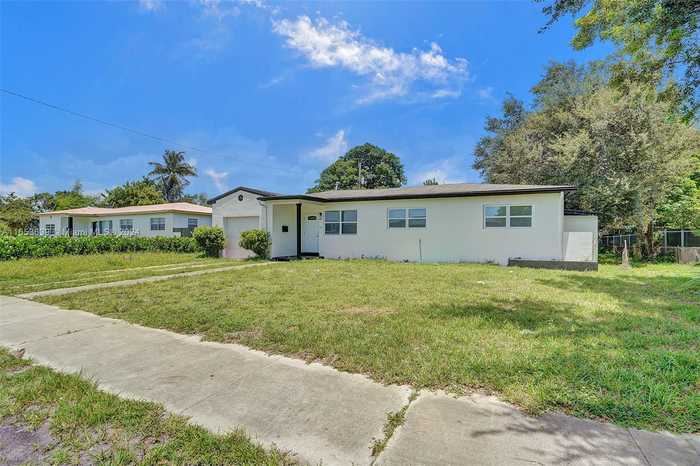 photo 2: 1041 NE 169th St, Miami FL 33162