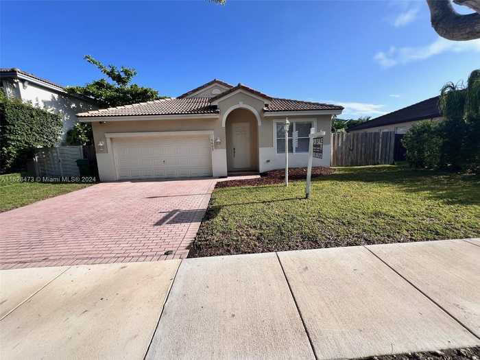 photo 1: 16605 SW 68th Ter, Miami FL 33193