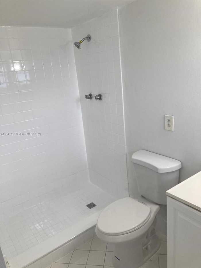 photo 10: 15225 NE 6th Ave APT B312, Miami FL 33162