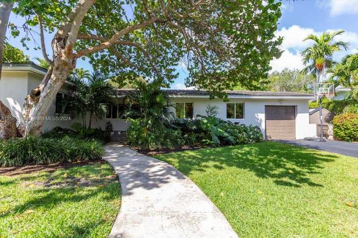 photo 2: 6610 Santona St, Coral Gables FL 33146