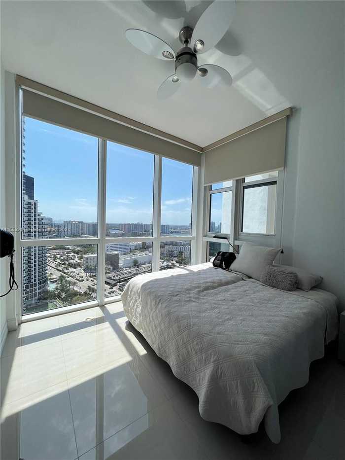 photo 17: 18201 Collins Ave Unit 3405, Sunny Isles Beach FL 33160