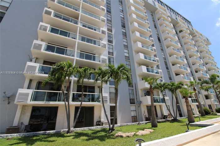 photo 1: 13499 Biscayne Blvd Unit 404, North Miami FL 33181