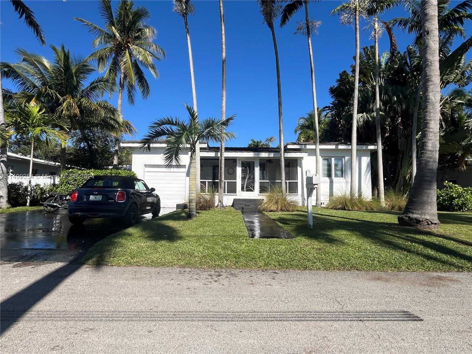 photo 1: 921 NE 71 St, Miami FL 33138