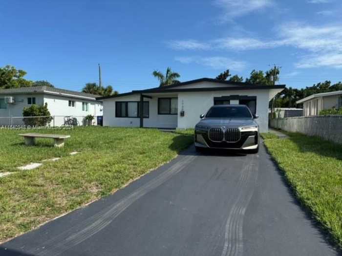 photo 2: 1730 NE 170th St, North Miami Beach FL 33162