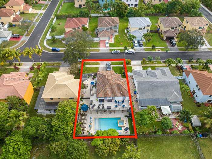 photo 1: 1420 SW 88th Ave, Pembroke Pines FL 33025