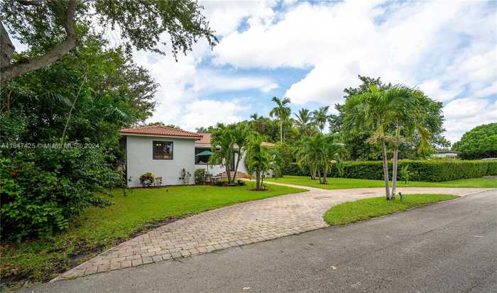 photo 2: 10642 NE 11th Ave, Miami Shores FL 33138