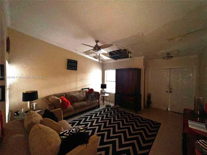 photo 2: 17378 NW 66th Pl, Hialeah FL 33015