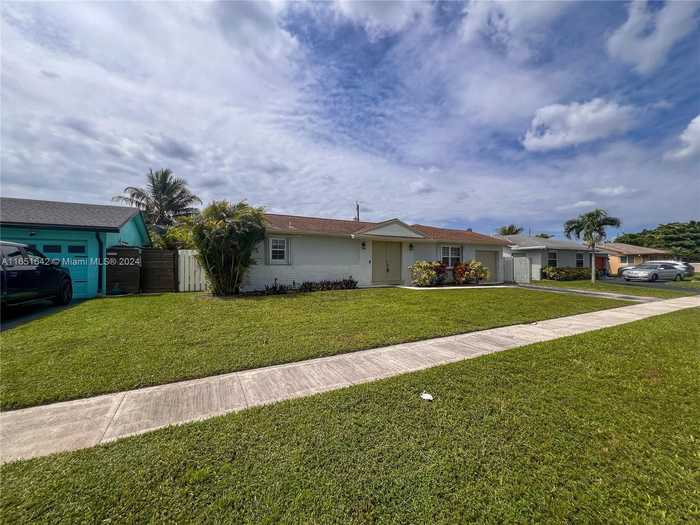 photo 2: 8620 NW 46th St, Lauderhill FL 33351