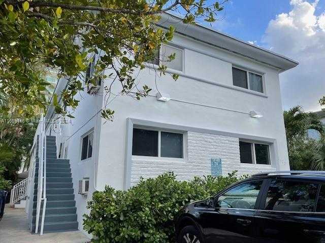 photo 1: 1420 16th St, Miami Beach FL 33139