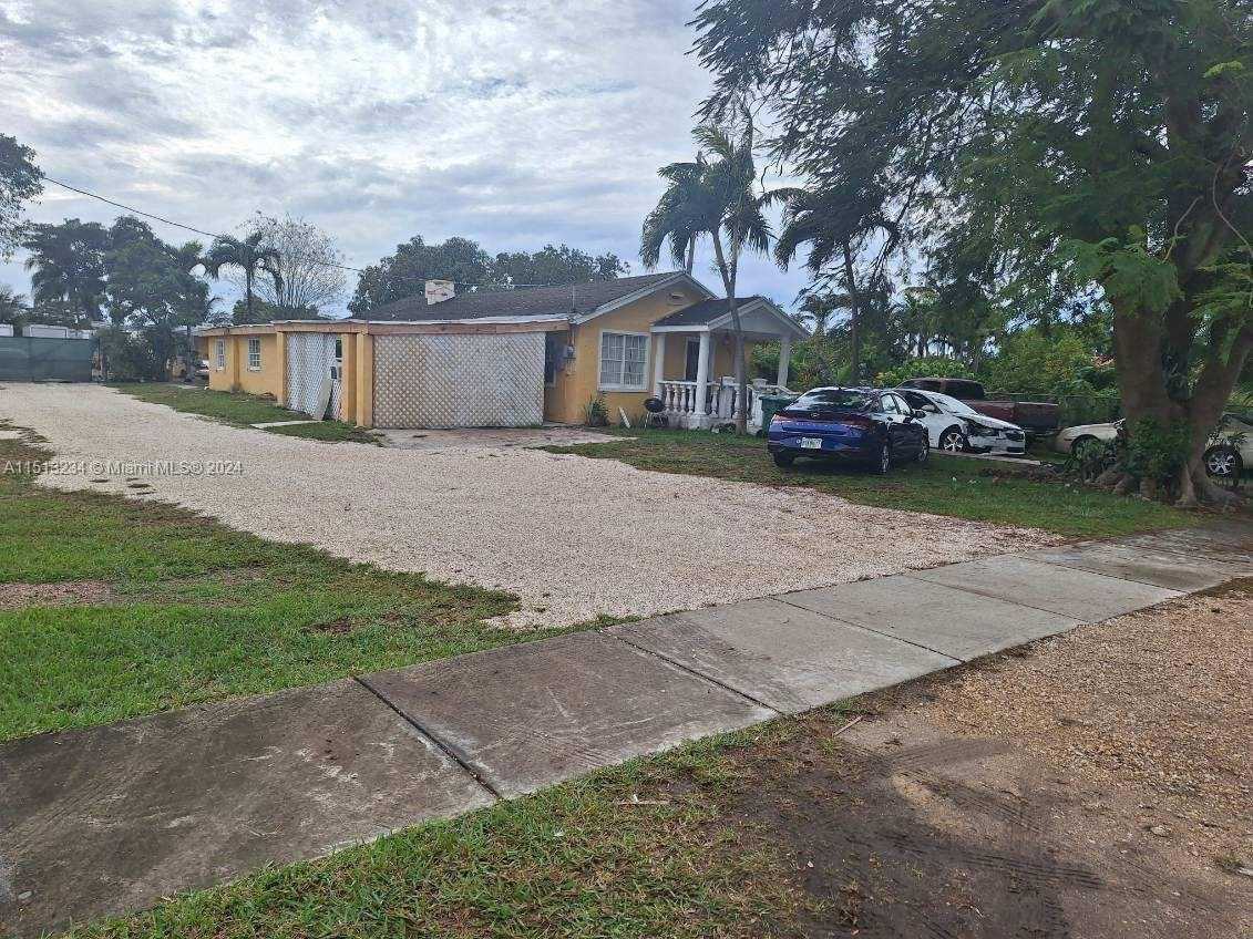 photo 2: 4136 SW 95th Ave, Miami FL 33165