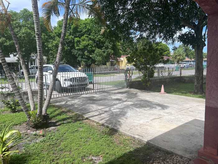 photo 2: 2630 NW 114th St, Miami FL 33167