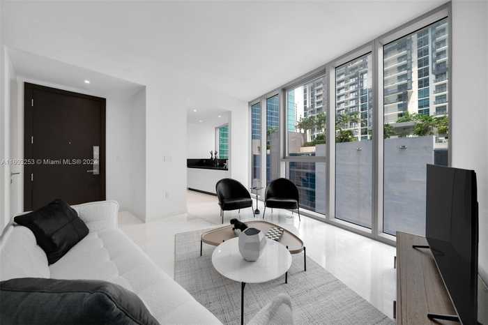 photo 1: 300 Biscayne Blvd Way Unit 1005, Miami FL 33131