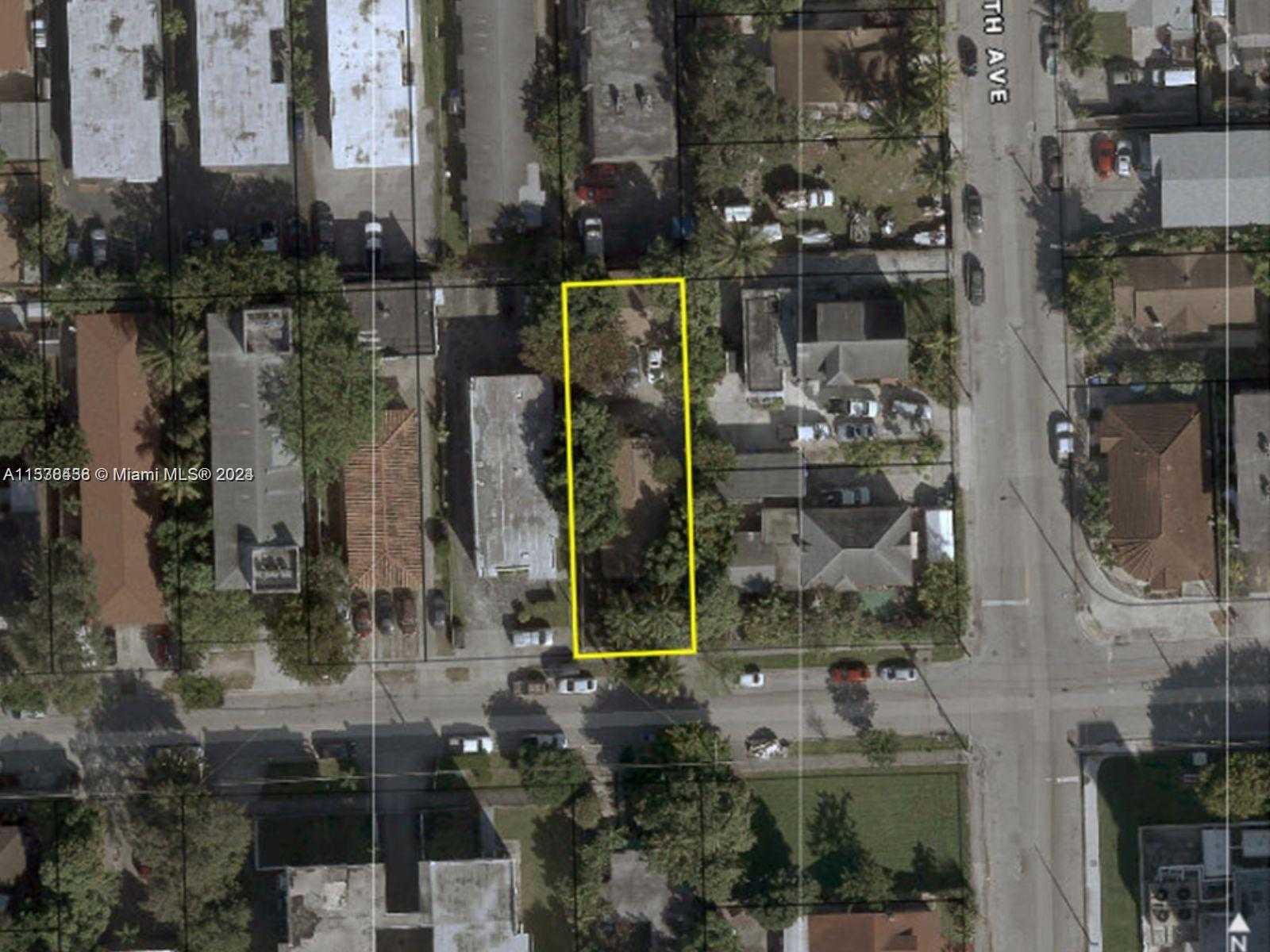 photo 1: 1021 NW 4th St, Miami FL 33128