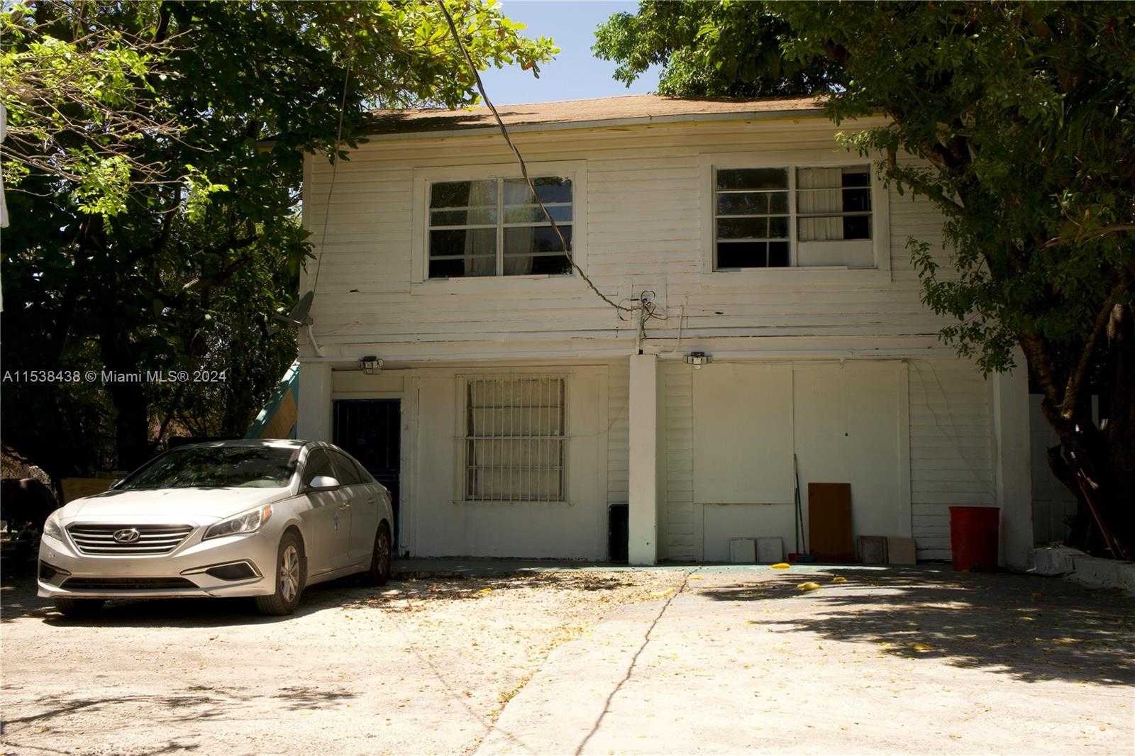 photo 2: 1021 NW 4th St, Miami FL 33128