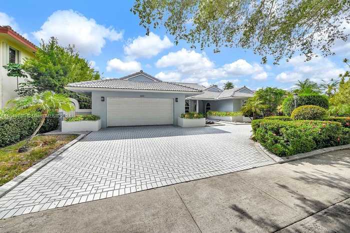 photo 2: 16818 NW 82nd Ct, Miami Lakes FL 33016