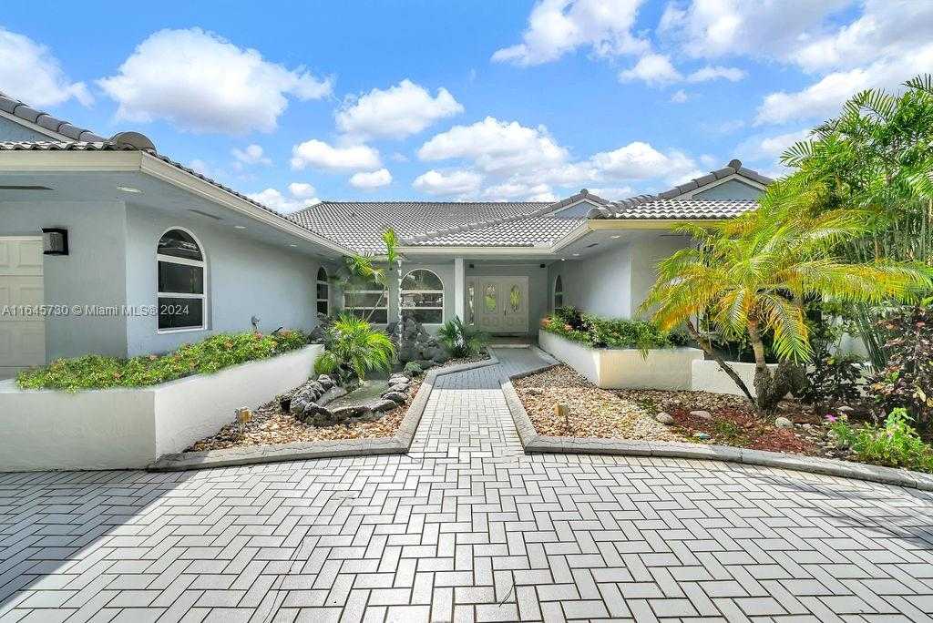 photo 3: 16818 NW 82nd Ct, Miami Lakes FL 33016