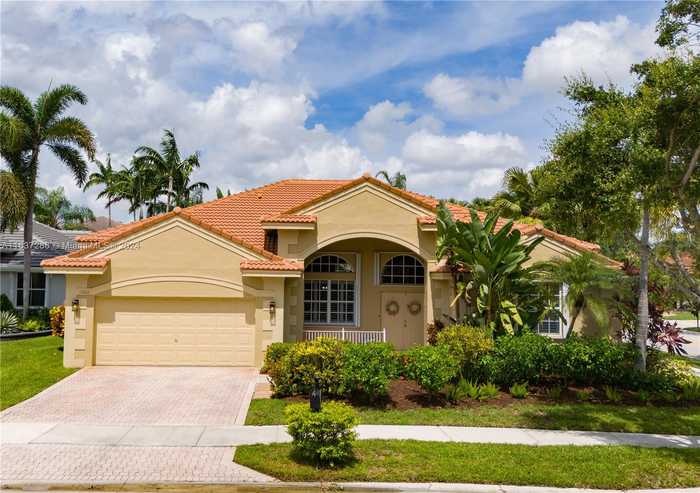 photo 1: 1000 Highland Meadows Dr, Weston FL 33327