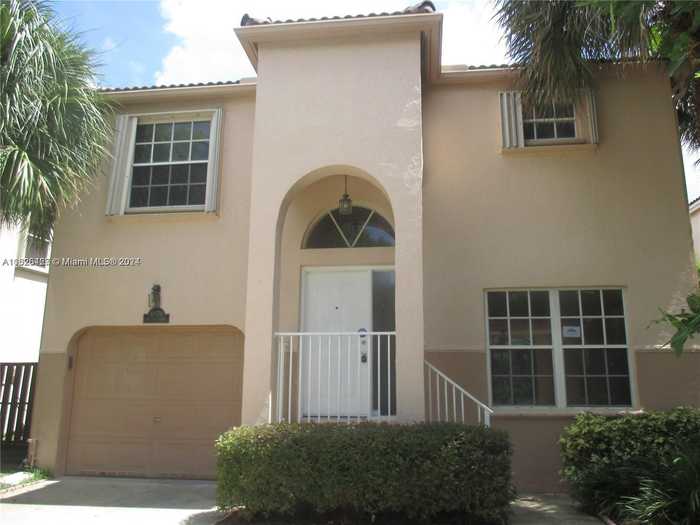 photo 1: 10679 NW 12th Mnr, Plantation FL 33322