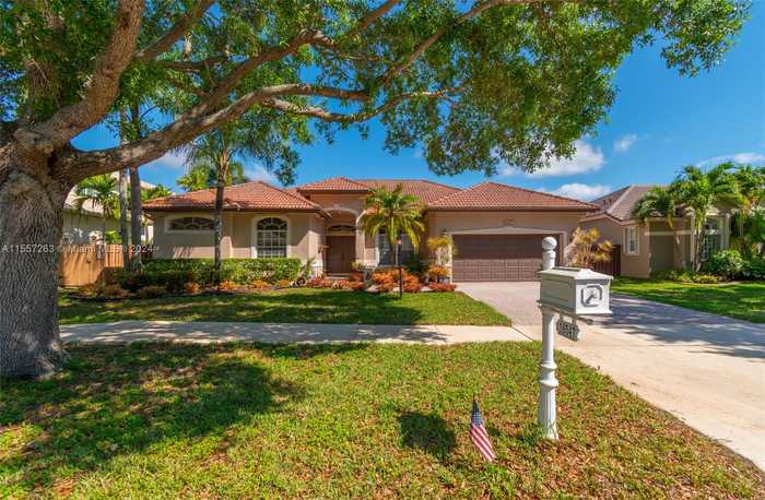 photo 1: 16547 Mariposa Cir S, Pembroke Pines FL 33331