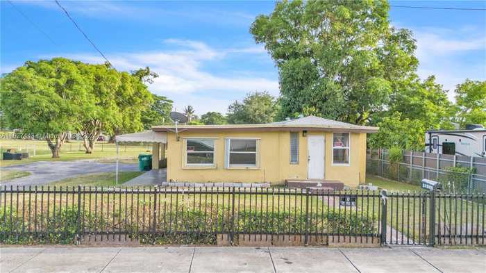 photo 1: 10066 W Fern St, Miami FL 33157