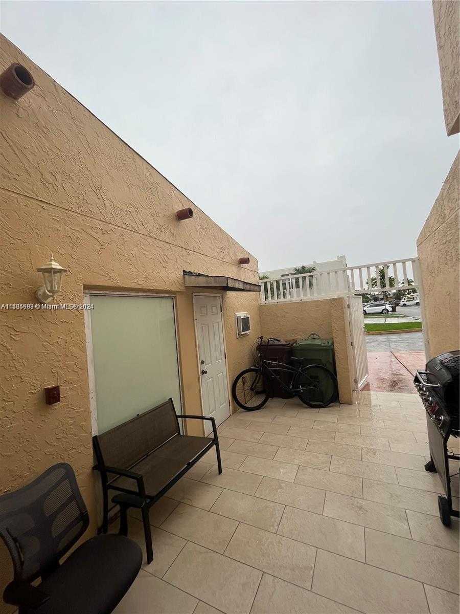 photo 3: 3820 W 11th Ave Unit 33, Hialeah FL 33012