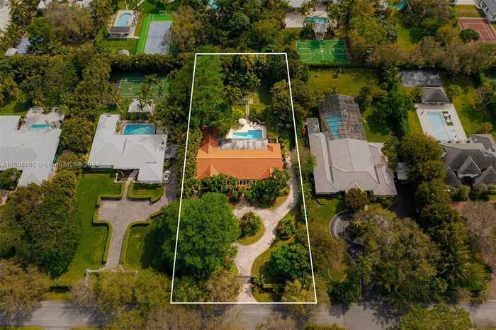 photo 1: 6480 SW 114th St, Pinecrest FL 33156