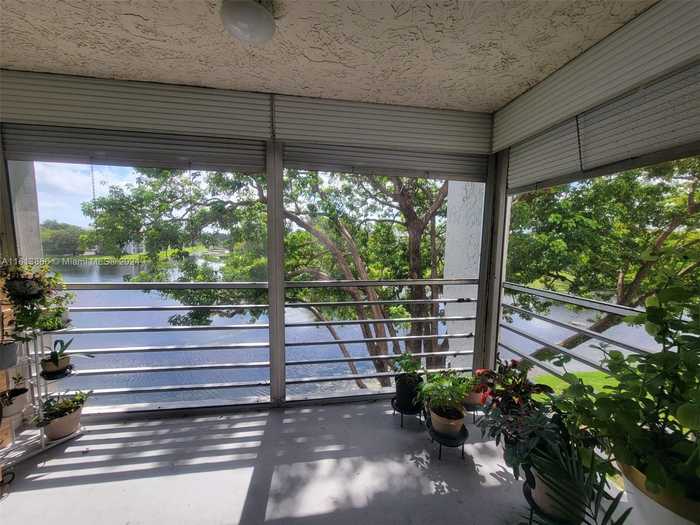 photo 1: 9235 Lagoon Pl Unit 403, Davie FL 33324